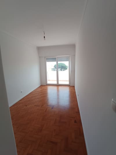Divisão ampla do apartamento em Carcavelos após pintura e recuperação do soalho.