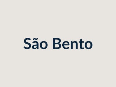 Parede em azulejo azul de padrão recuperada, sobre pavimento em mosaico, num prédio antigo em São Bento.