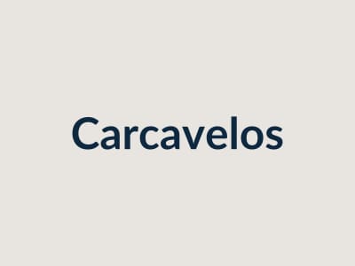 Sala remodelada em apartamento em Carcavelos, vista do corredor para as portas de sacada.