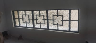 Teto trabalhado com moldura em gesso na entrada do prédio antigo.