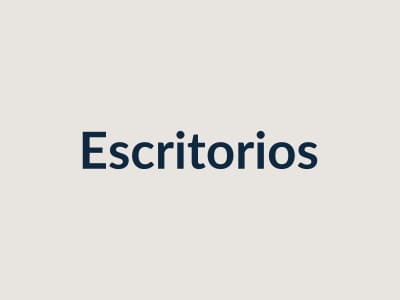 Espaço comum recuperado, com escadaria, corrimão em madeira e caixilharia tratados.