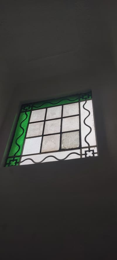 Vitral art nova em tons de verde recuperado na caixa de escadas do prédio em São Bento.