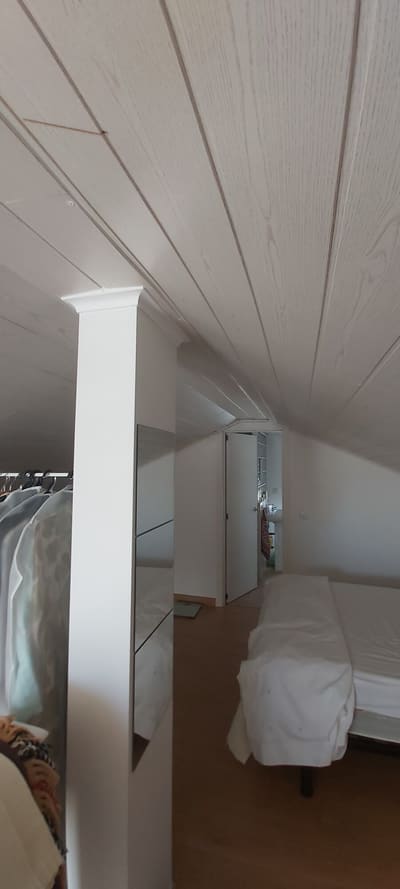 Vitral e clarabóia da caixa de escadas com luz natural após recuperação.