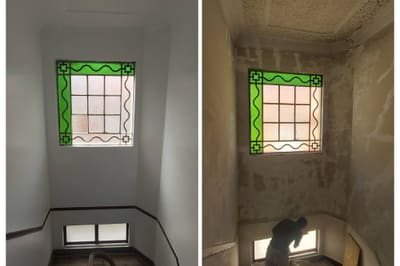 Caixa de escadas do prédio em São Bento antes e depois da recuperação: à esquerda as paredes já pintadas com o vitral original mantido, à direita o mesmo espaço com os rebocos à vista durante a obra.