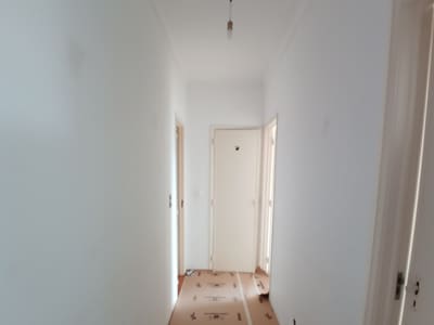 Interior pintado de branco após preparação das paredes e trabalhos de pintura.