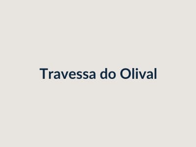 Divisão da moradia na Travessa do Olival com pavimento em madeira recuperado e janelas novas.