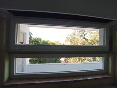 Janela nova com vidro duplo instalada em substituição da caixilharia antiga.