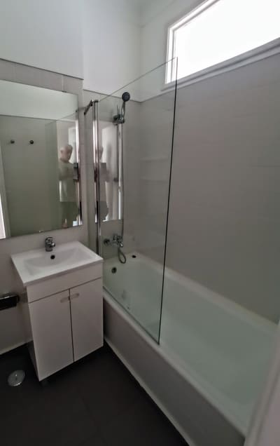 Segunda casa de banho renovada, com sanitários novos e azulejo branco.