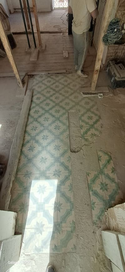 Padrão decorativo antigo encontrado numa parede durante a intervenção.