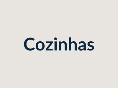 Cozinha com azulejo antigo antes dos trabalhos de remodelação, com janela e armários a substituir.