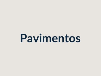 Parede revestida a azulejo de padrão e pavimento em mosaico, limpos e recuperados.