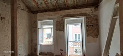 Quarto com janelas novas de vidro duplo instaladas na fachada.